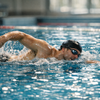 Schwimmer im Hallenbad beim Kraulen
