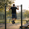 Outdoor-Fitnessbereich in einem Stadtpark mit Klimmzugstange