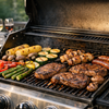 Gasgrill auf einer Terrasse mit Gemuese und Fleisch