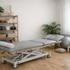 Behandlungsraum in einer Physiotherapiepraxis mit Liege und Regal