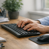 Schreibtisch mit Tastatur und Maus